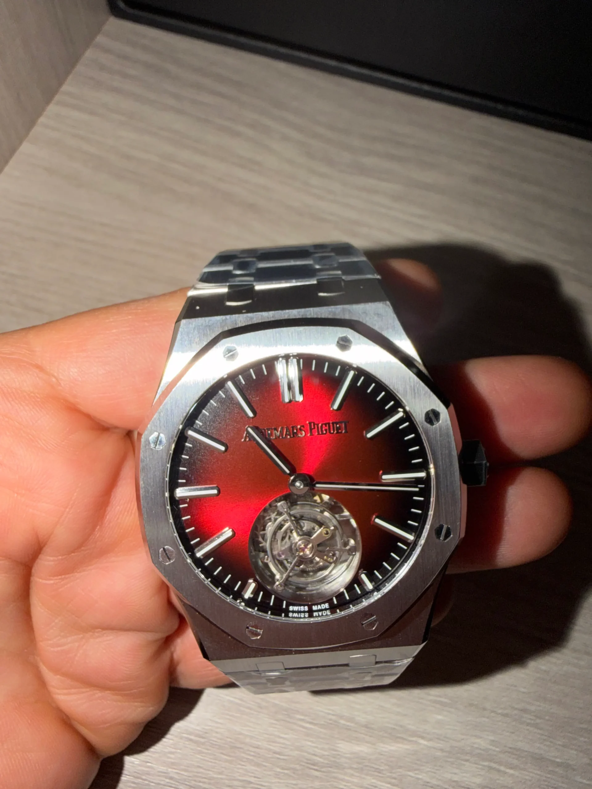 Reloj Línea Ejecutiva Suprema – Edición Tourbillon Volante "Burgundy Fumé"